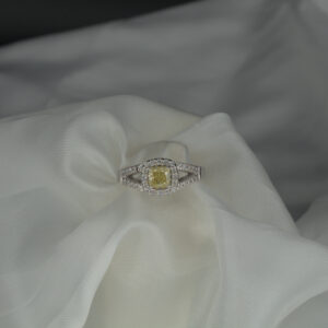 Anello in oro bianco con diamante fancy yellow