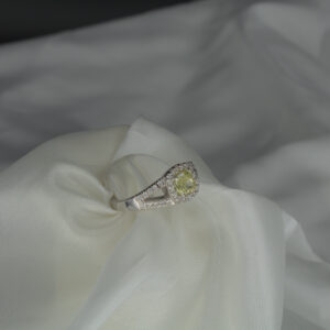 Anello in oro bianco con diamante fancy yellow